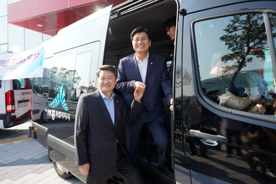 30일 세종시 자율주행차 규제자유특구 시범 운행지에서 김학도 중기부 차관(앞쪽)과 이춘희 세종시장(뒷쪽)이 자율주행차 상용화 서비스를 현장 점검을 위해 차량에 탑승하고 있다.  중기부 제공